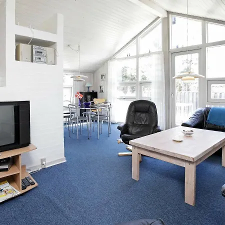 Three-bedroom Holiday In 87 *